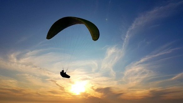 paraglider-sunset-5358333_640